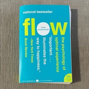 Flow by Mihaly Csikszentmihalyi - White and Blue Cover